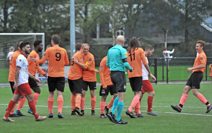 ZCFC viert de treffer van Rafael Blees (nummer 6) uit een indirecte vrije trap.